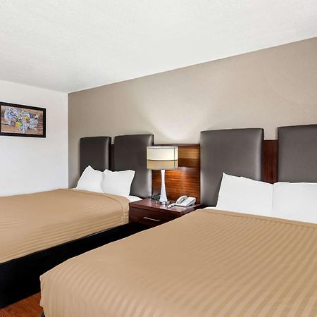 Econo Lodge Емпория Екстериор снимка