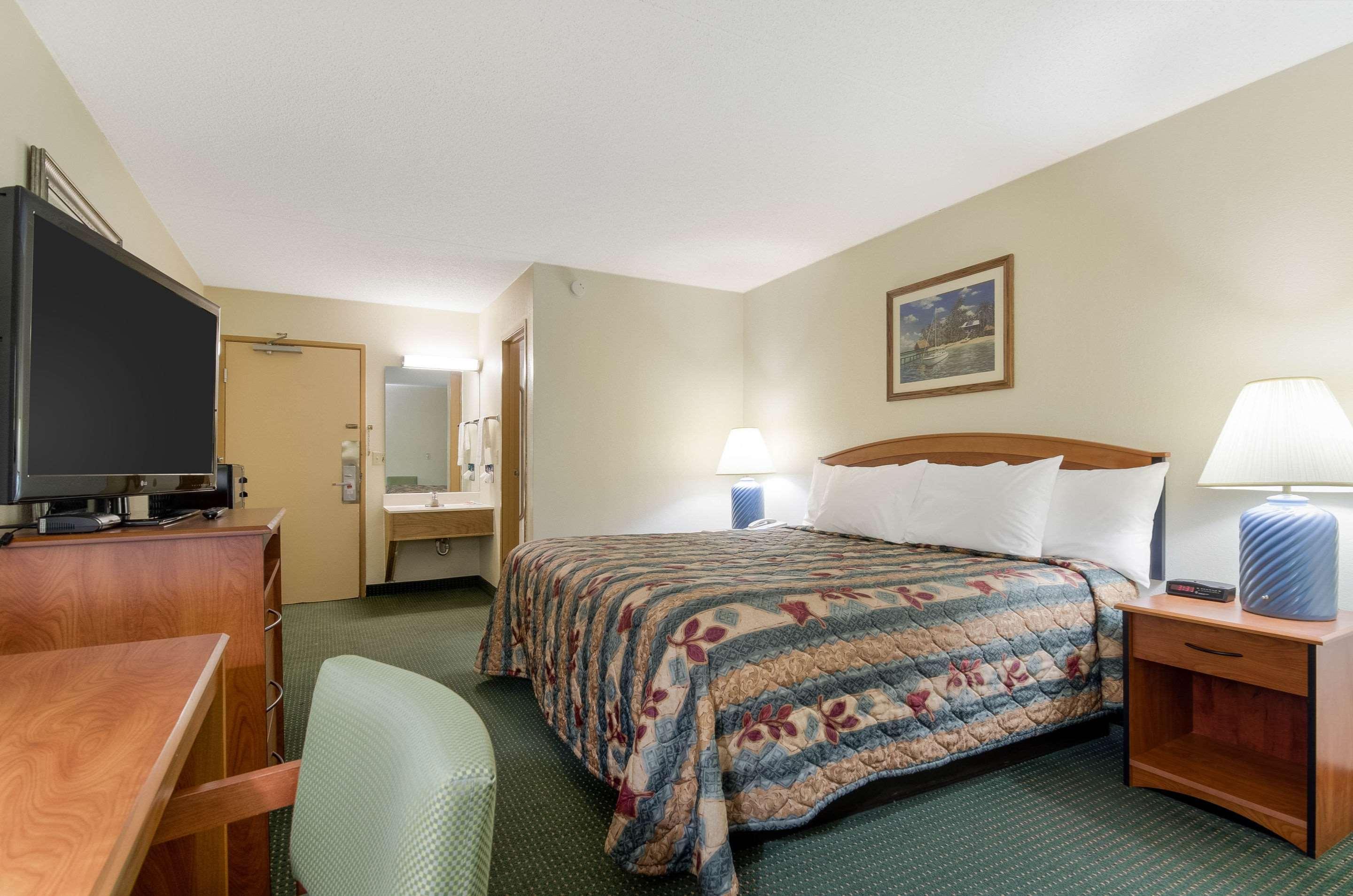 Econo Lodge Емпория Екстериор снимка