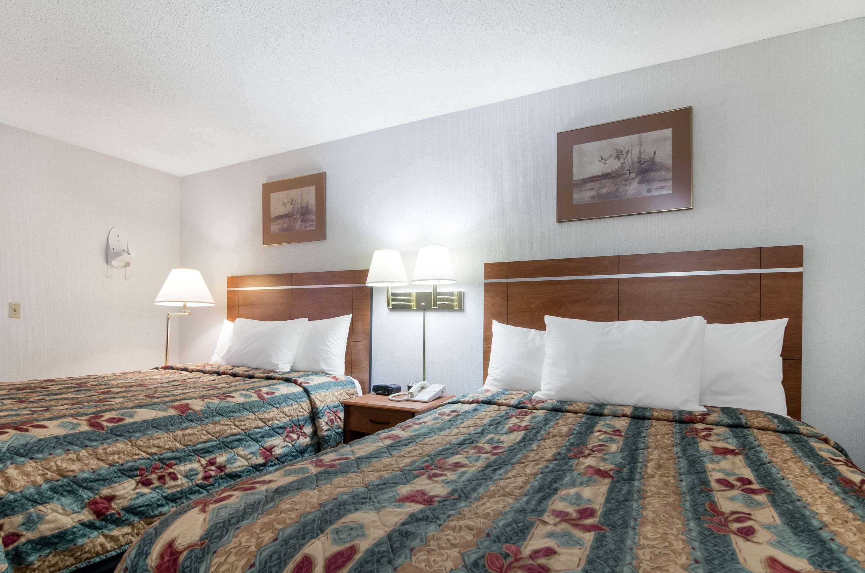 Econo Lodge Емпория Екстериор снимка