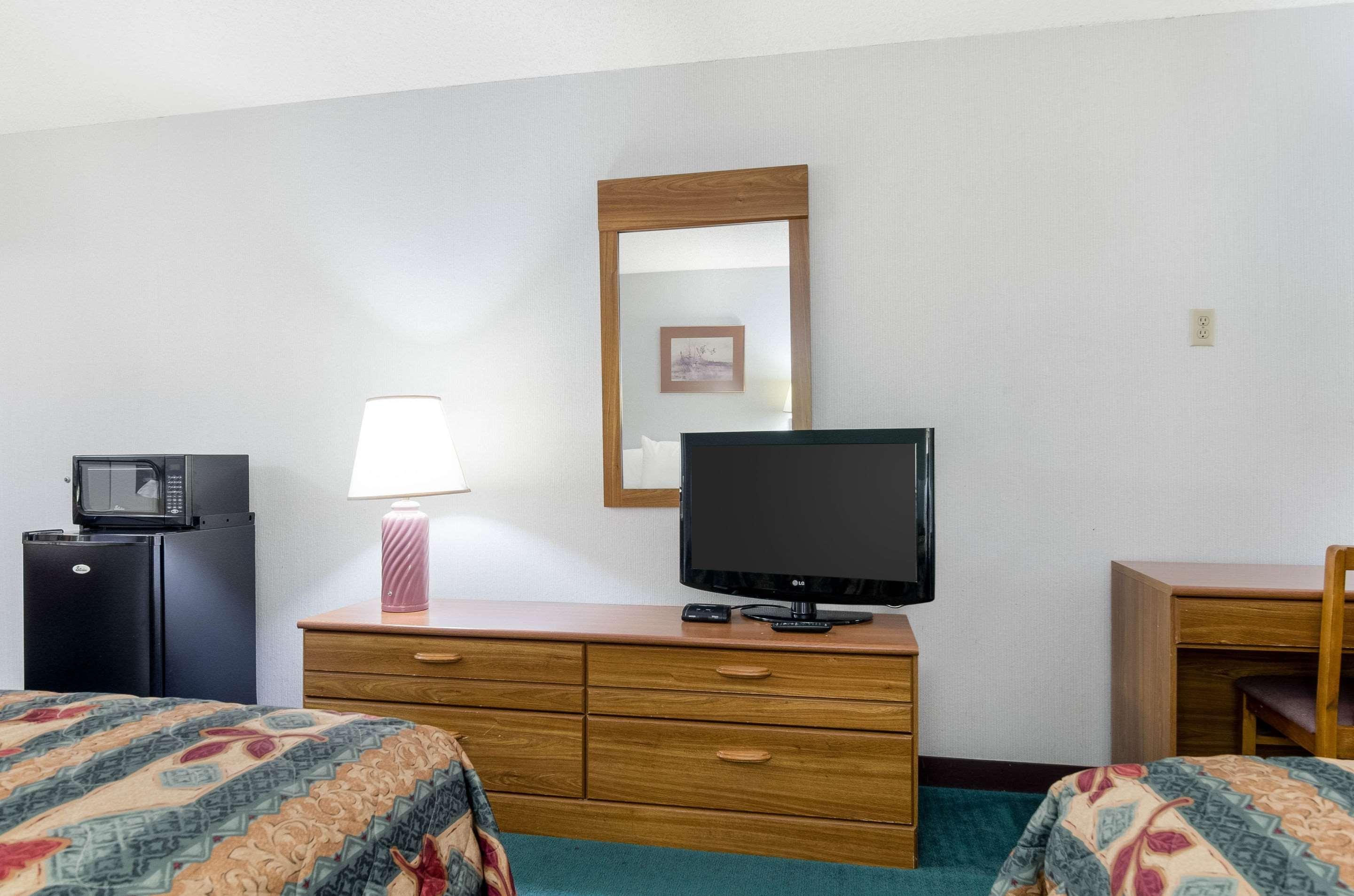 Econo Lodge Емпория Екстериор снимка