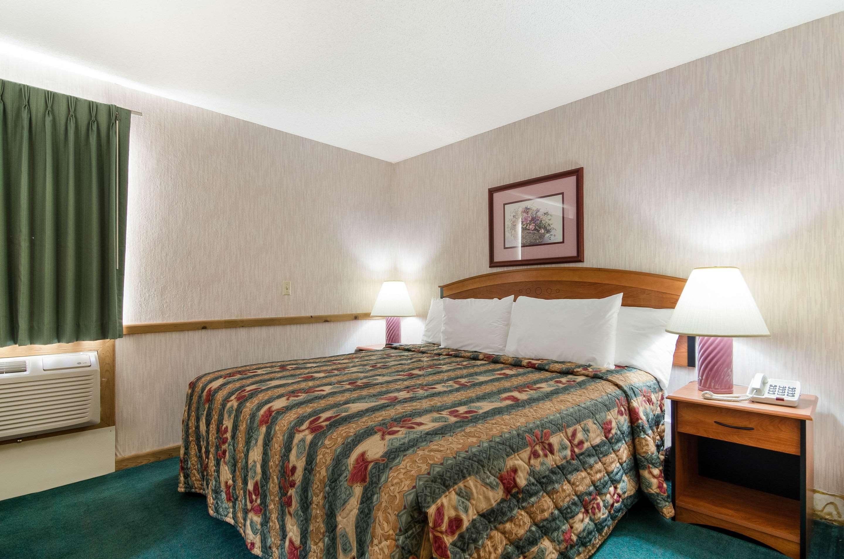 Econo Lodge Емпория Екстериор снимка