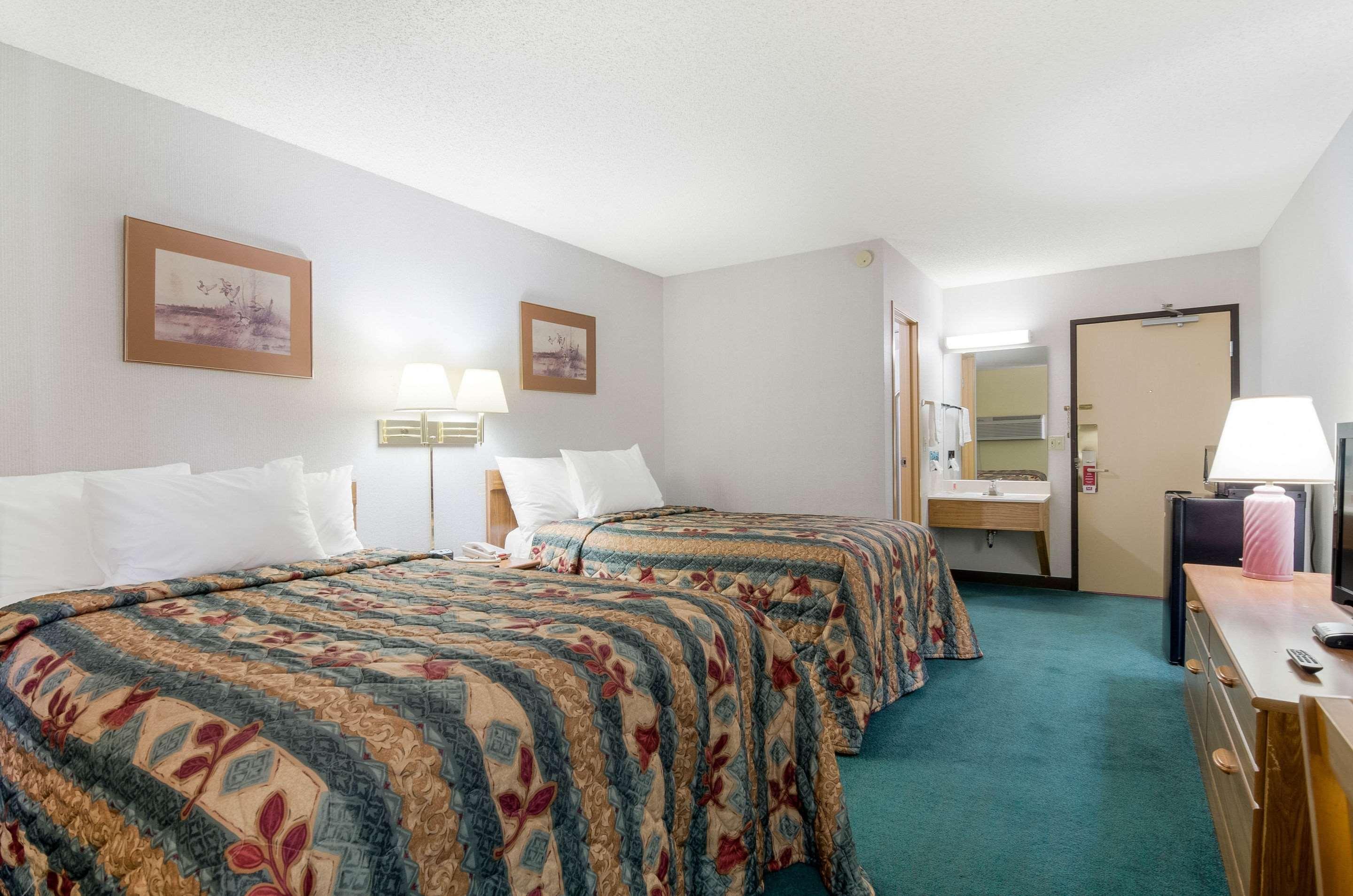 Econo Lodge Емпория Екстериор снимка