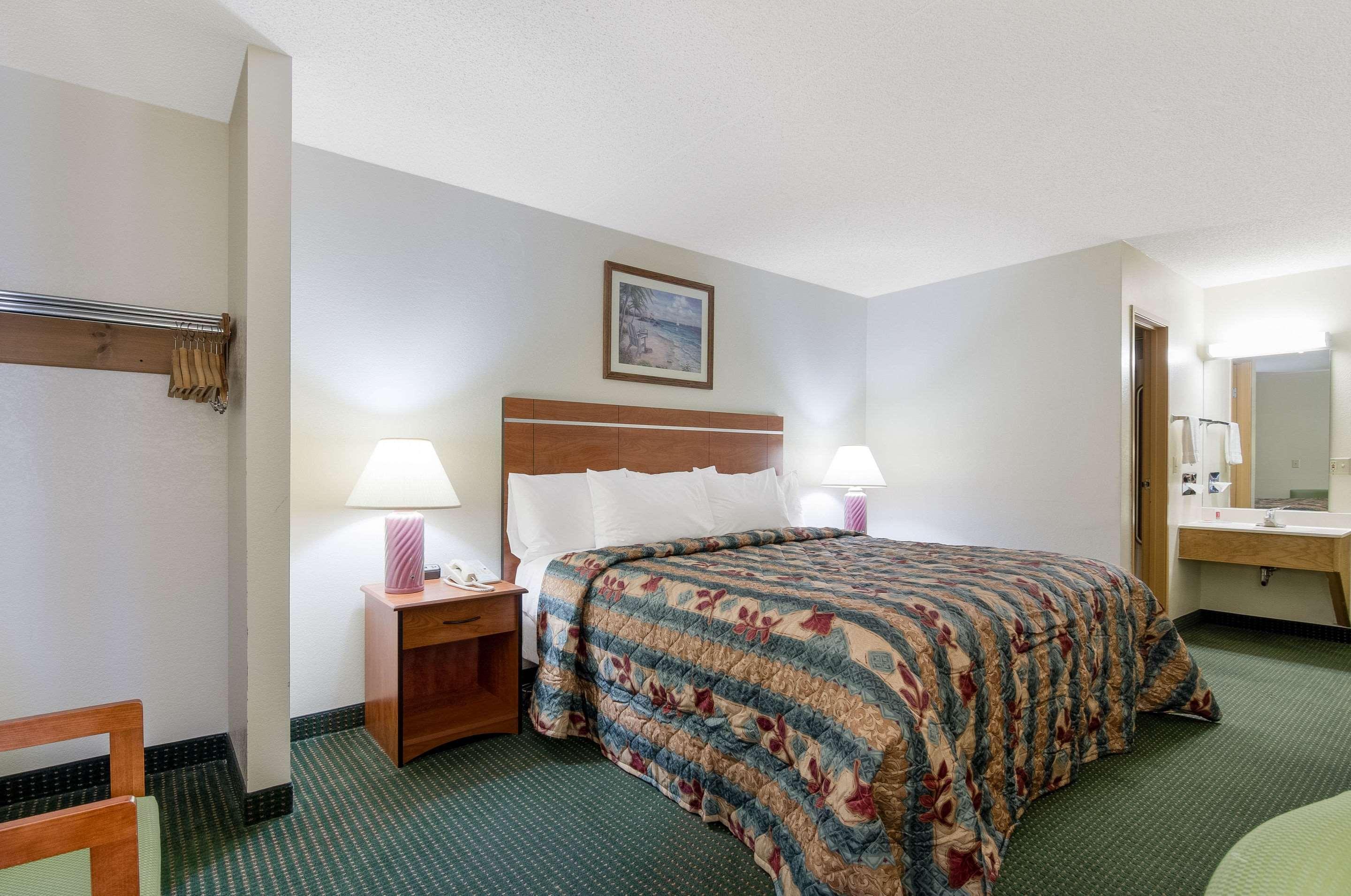 Econo Lodge Емпория Екстериор снимка