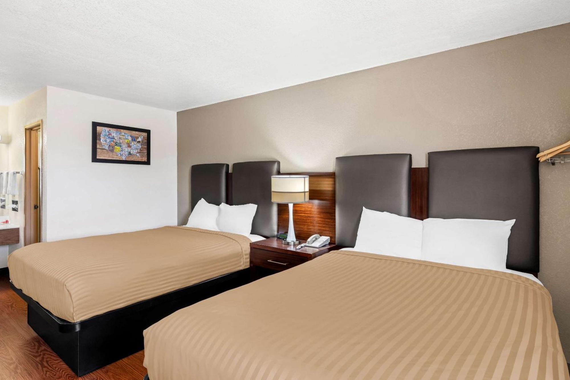 Econo Lodge Емпория Екстериор снимка