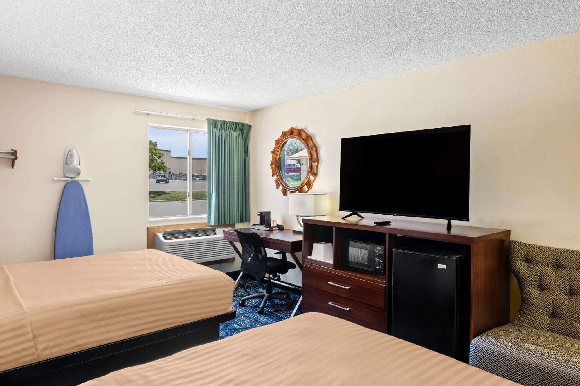 Econo Lodge Емпория Екстериор снимка