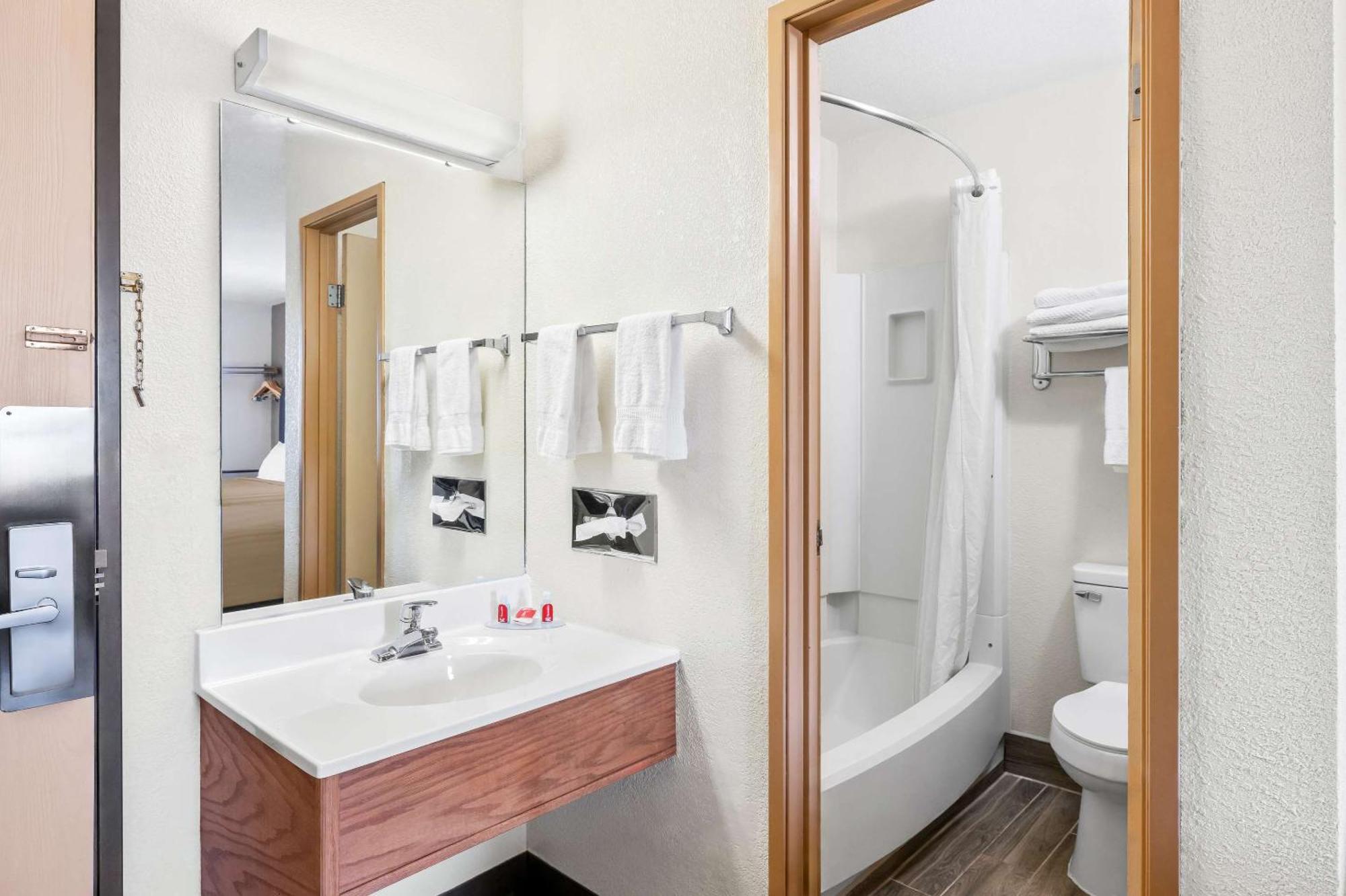 Econo Lodge Емпория Екстериор снимка