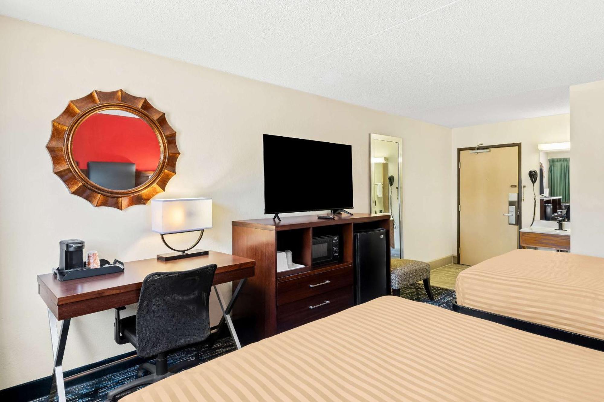 Econo Lodge Емпория Екстериор снимка