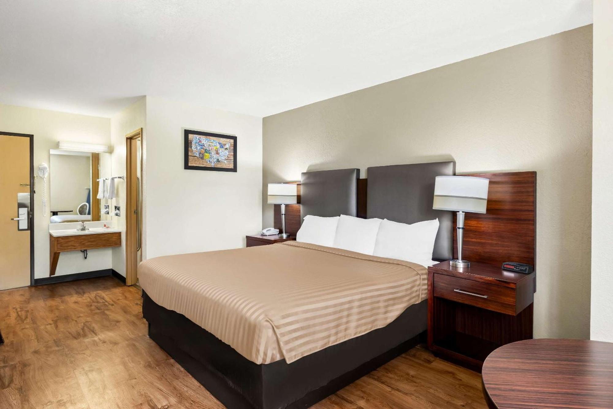 Econo Lodge Емпория Екстериор снимка