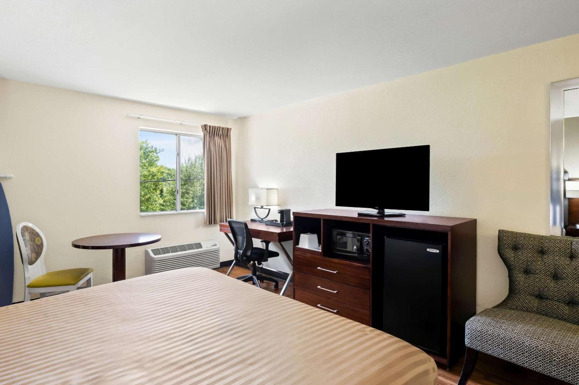 Econo Lodge Емпория Екстериор снимка