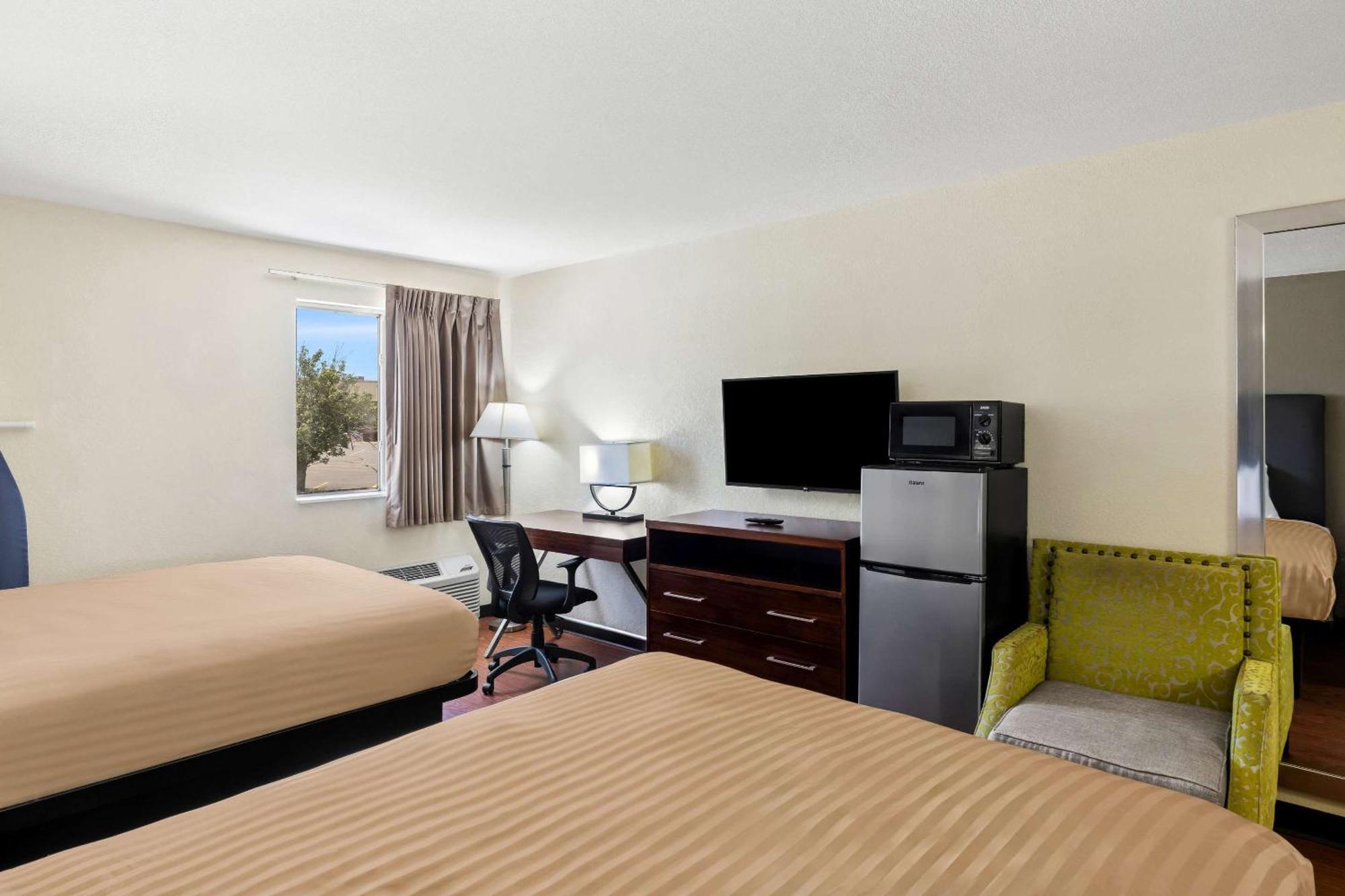 Econo Lodge Емпория Екстериор снимка
