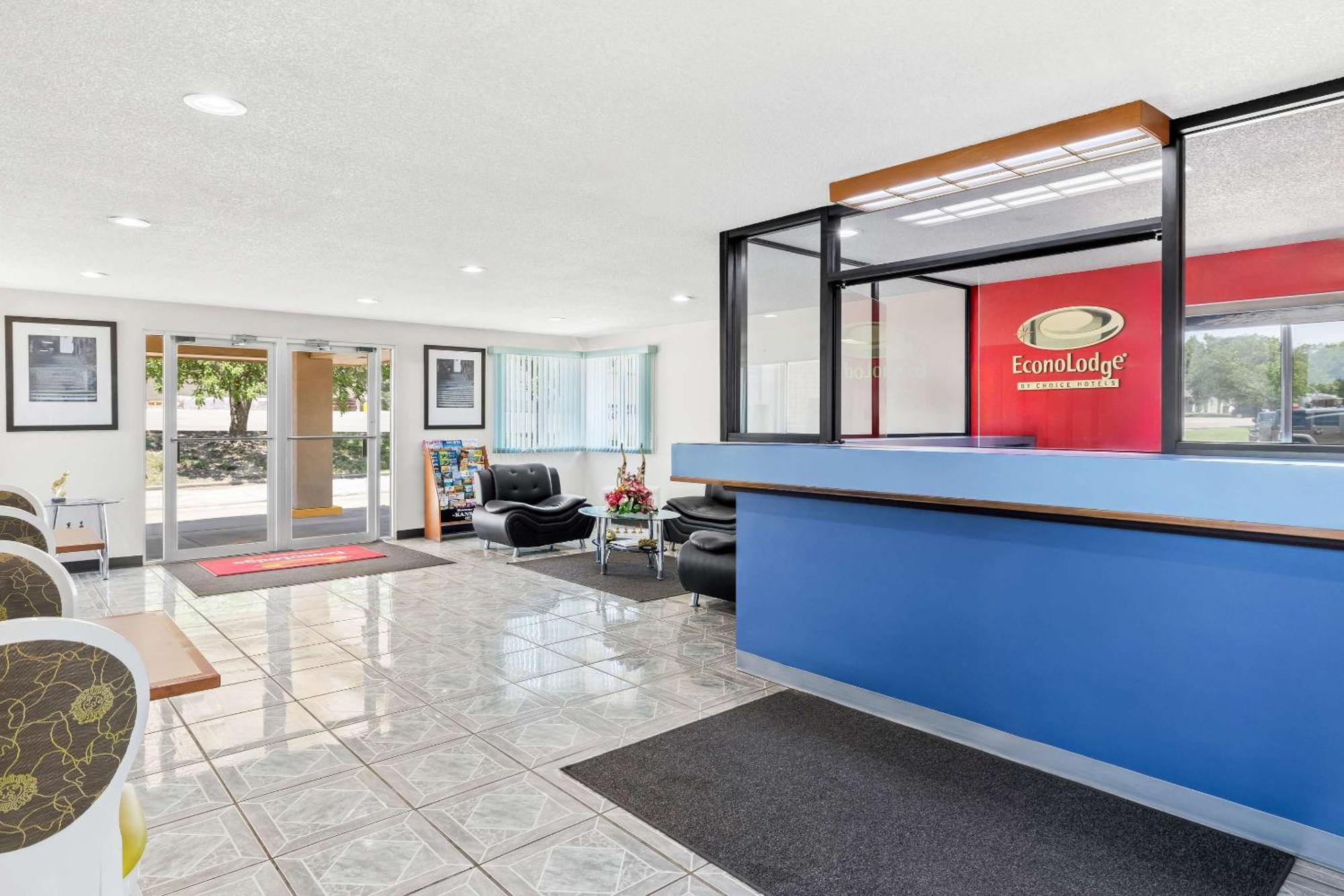 Econo Lodge Емпория Екстериор снимка