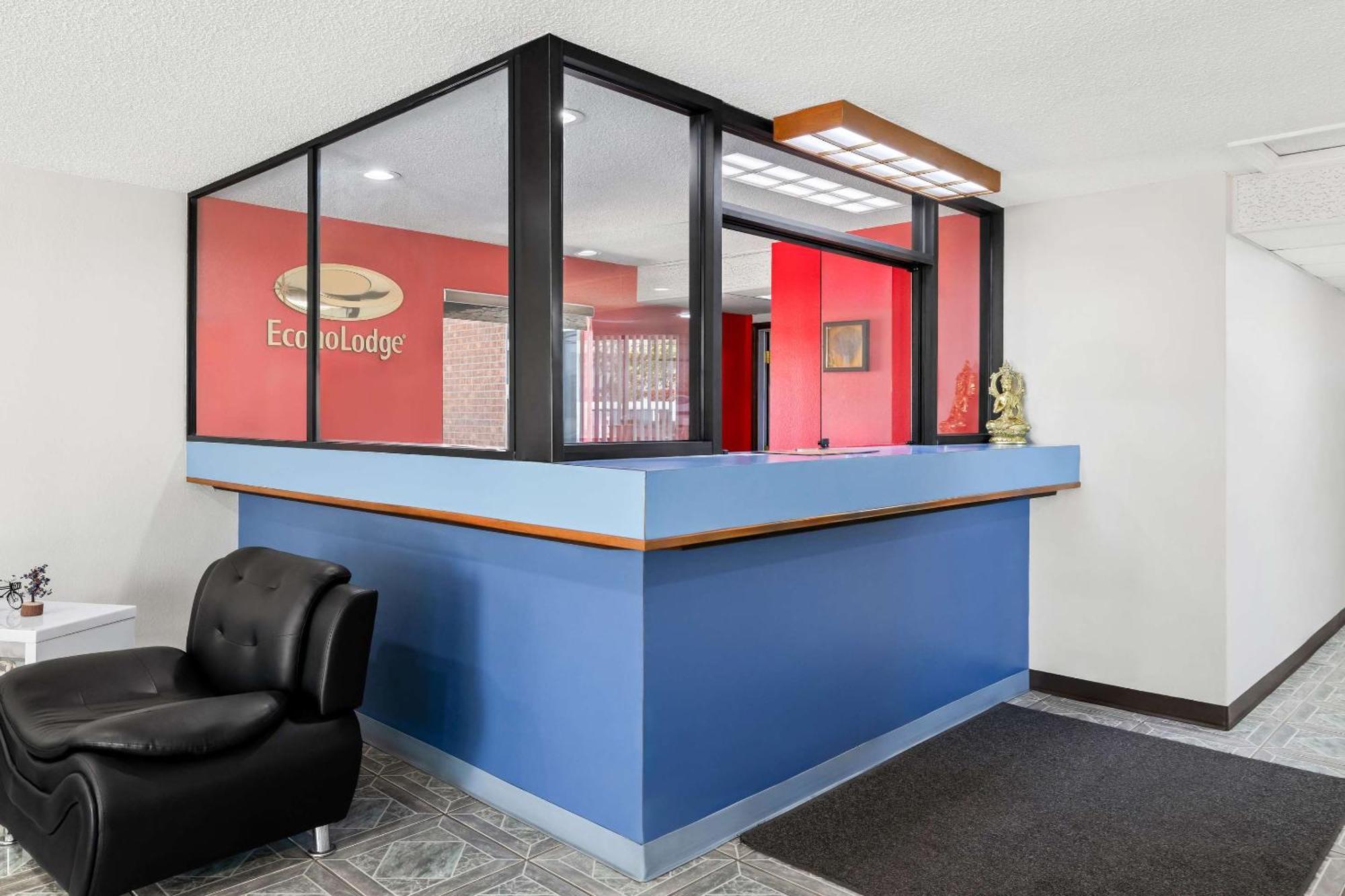 Econo Lodge Емпория Екстериор снимка