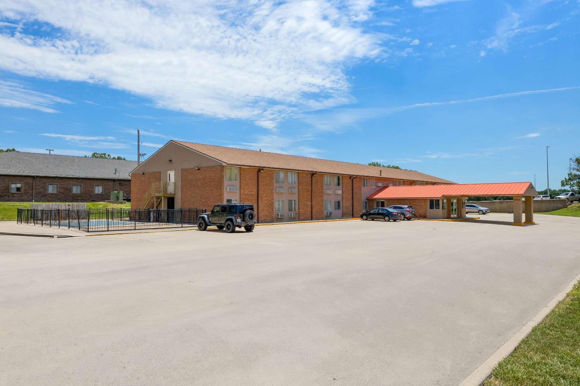Econo Lodge Емпория Екстериор снимка