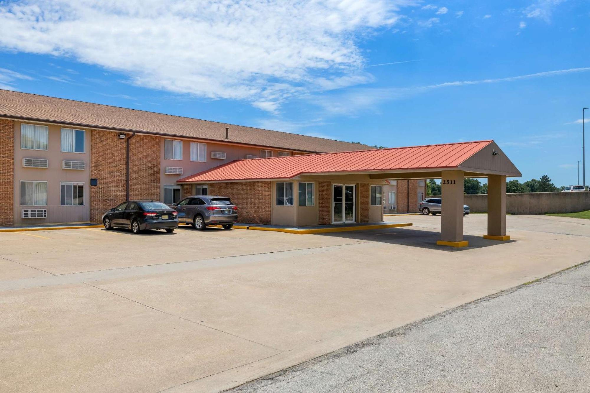 Econo Lodge Емпория Екстериор снимка